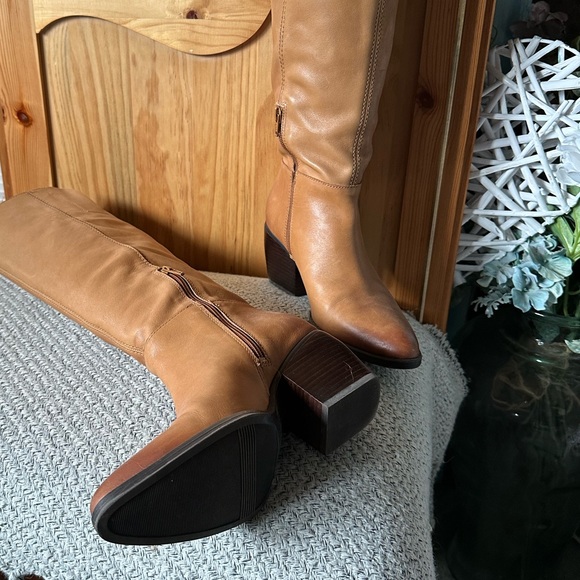 Naturalizer Leather Boots in Peanut Butter colour.  Ankle zip, size 8M, $80 - Picture 3 of 5